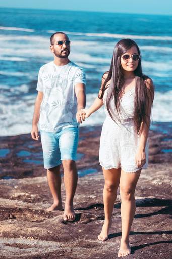 ensaio de casal na praia de Itacoatiara