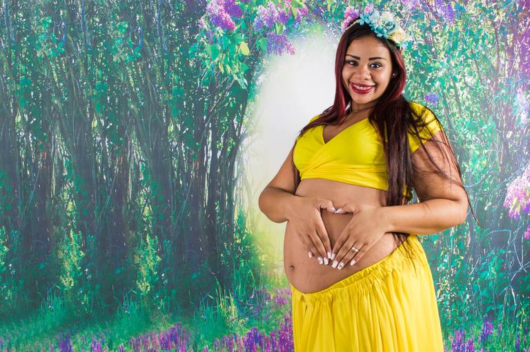 Ensaio Gestante: vestido amarelo e um belo cenário ao fundo