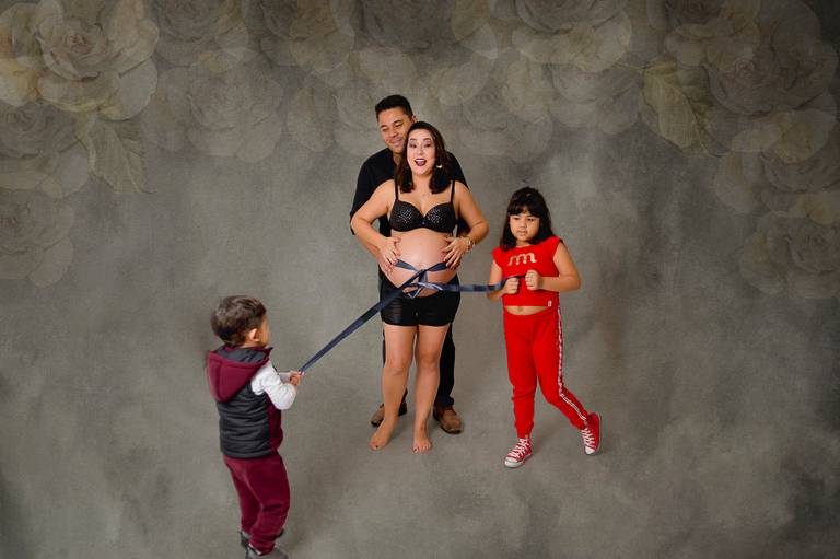 Ensaio Gestante Divertido com a Família - Estúdio São Paulo/SP | Tatuapé