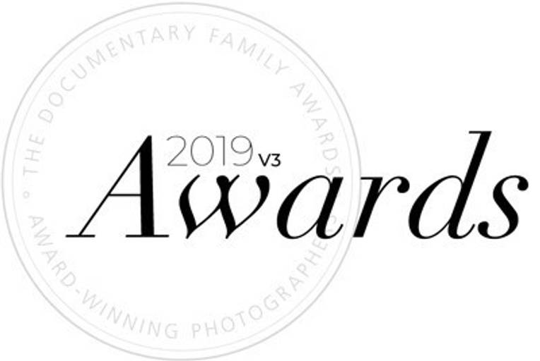 Selo fotografo vencedor premio 2019 v3 fotografia documental de familia documentary family awards