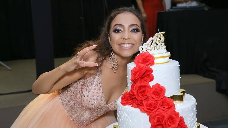 pose no bolo de 15 anos