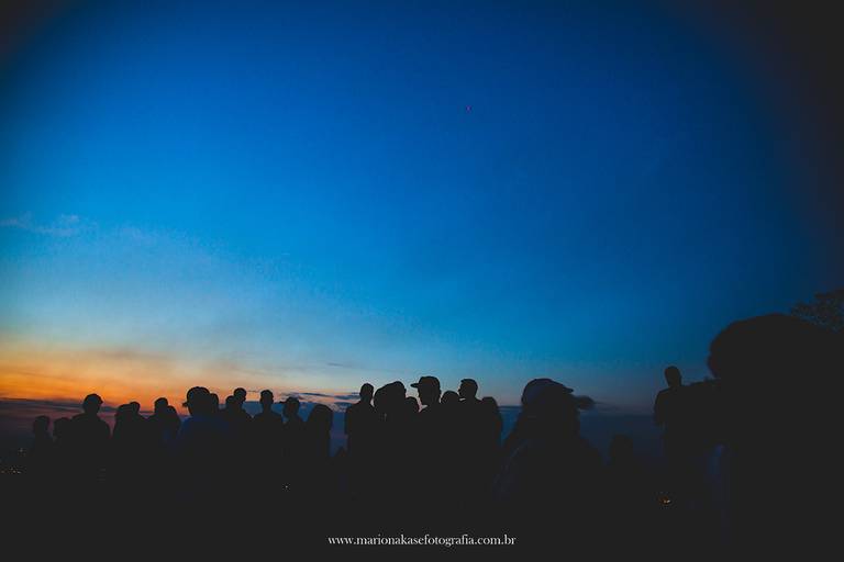 Contra Luz da galera ao por do sol aguardando o Elipse Lunar