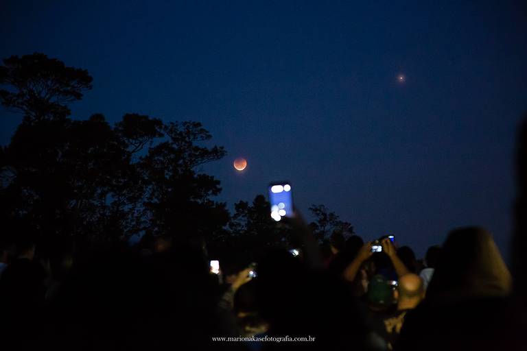 Galera tirando fotos do Eclipse Lunas com celulares