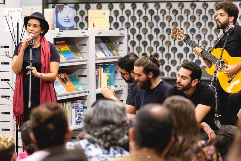 Amor em VIII Atos - A história de uma amor sem rosto - SESC Apaulista - SP