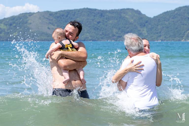 Batizado Manu na praia de Ubatuba. Fotografia por Mario Nakase. #marionakasefotografia #marionakase #nakase #batizado #praia #ubatuba #fotografia #fotografo #ideias #alternativo #religião #fé