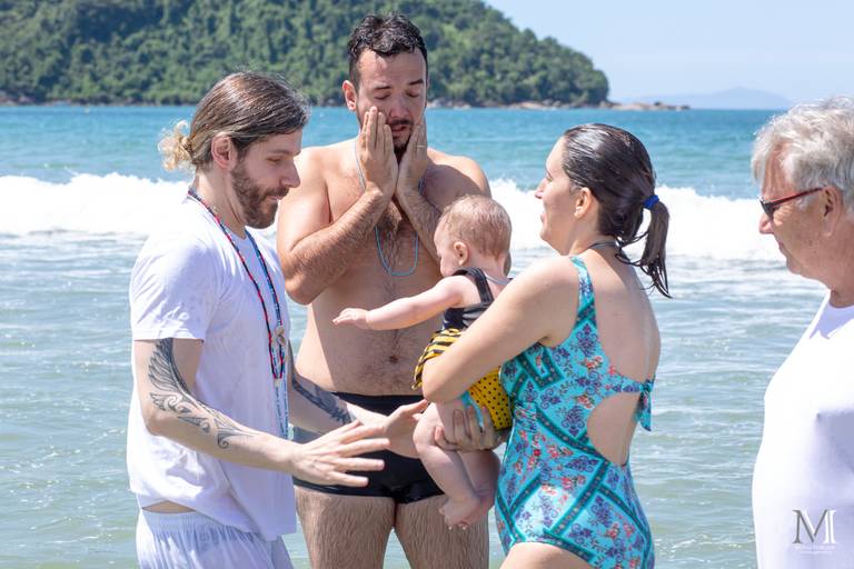 Batizado Manu na praia de Ubatuba. Fotografia por Mario Nakase. #marionakasefotografia #marionakase #nakase #batizado #praia #ubatuba #fotografia #fotografo #ideias #alternativo #religião #fé