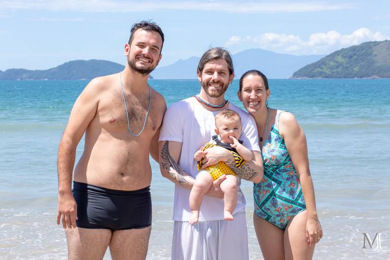Batizado Manu na praia de Ubatuba. Fotografia por Mario Nakase. #marionakasefotografia #marionakase #nakase #batizado #praia #ubatuba #fotografia #fotografo #ideias #alternativo #religião #fé