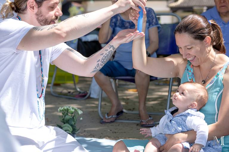 Batizado Manu na praia de Ubatuba. Fotografia por Mario Nakase. #marionakasefotografia #marionakase #nakase #batizado #praia #ubatuba #fotografia #fotografo #ideias #alternativo #religião #fé