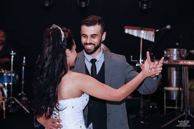 Debutante dançando com o DJ Albert