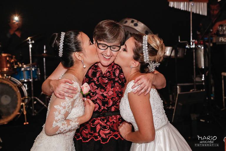 Noivas beijando a Assessora Gláucia Rissoni