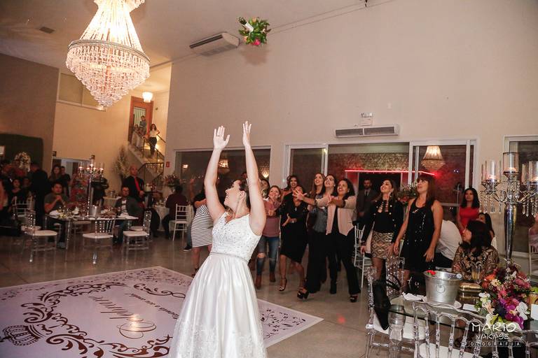 Noiva jogando o Bouquet para algumas convidadas
