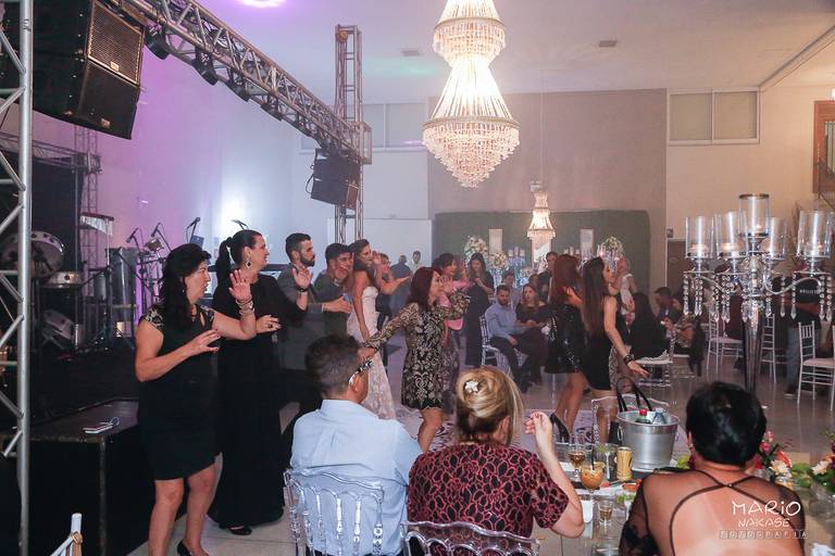 Convidados dançando ao som do DJ Albert