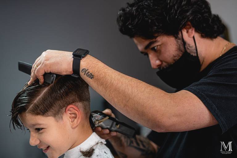 Barbearia Senhor Navalha, Cortes Masculinos Infantil nesta sessão. Produtos B.URB usados nos cortes com qualidade. Fotografia por Mario Nakase