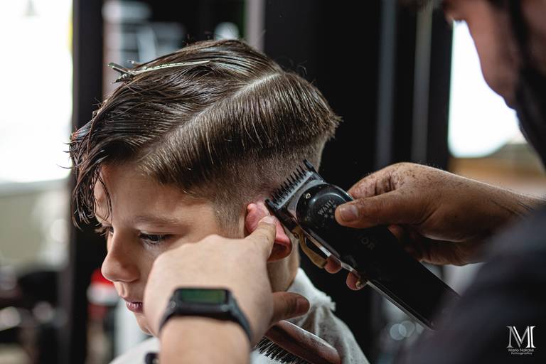 Barbearia Senhor Navalha, Cortes Masculinos Infantil nesta sessão. Produtos B.URB usados nos cortes com qualidade. Fotografia por Mario Nakase