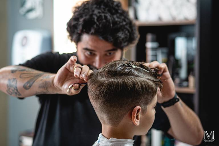 Barbearia Senhor Navalha, Cortes Masculinos Infantil nesta sessão. Produtos B.URB usados nos cortes com qualidade. Fotografia por Mario Nakase