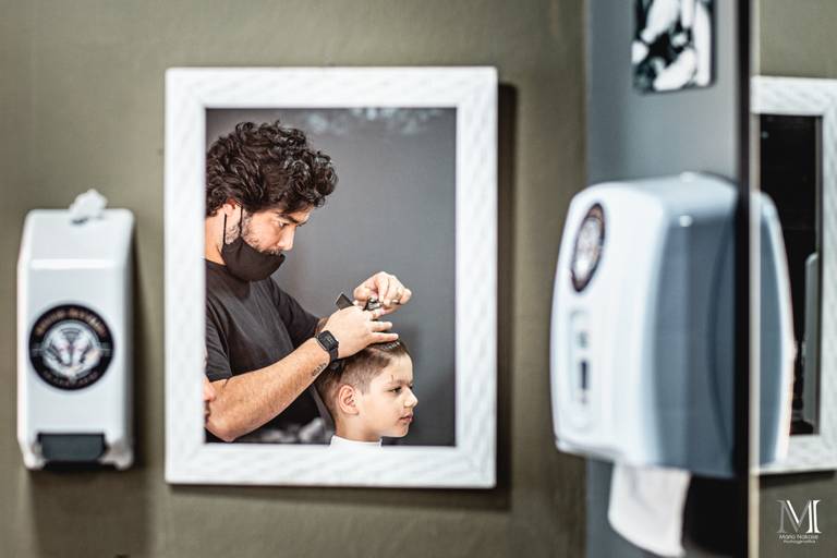Barbearia Senhor Navalha, Cortes Masculinos Infantil nesta sessão. Produtos B.URB usados nos cortes com qualidade. Fotografia por Mario Nakase