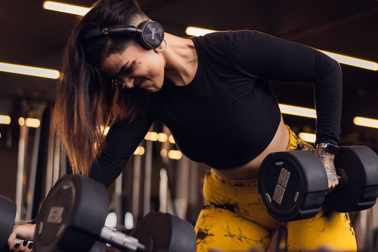 Ensaio fotográfico feminino na baixada santista, na Academia Panobianco em São Vicente. Foto profissional resgatando autoestima, confiança e amor próprio, em meio ao ambiente que mostre sua identidade.