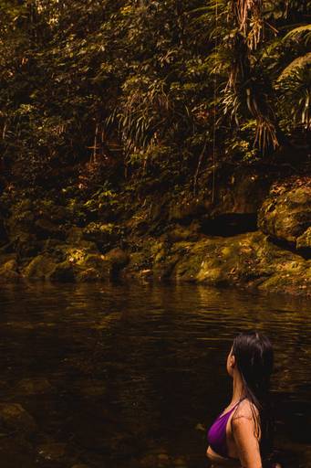 Ensaio fotográfico feminino na baixada santista, na Trilha do Guariuma, Cachoeira do Melvi, em Praia Grande, SP. Foto profissional resgatando autoestima, confiança e amor próprio, em meio a natureza e à sua identidade.