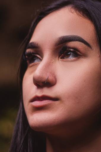 Ensaio fotográfico feminino na baixada santista, na Trilha do Guariuma, Cachoeira do Melvi, em Praia Grande, SP. Foto profissional resgatando autoestima, confiança e amor próprio, em meio a natureza e à sua identidade.