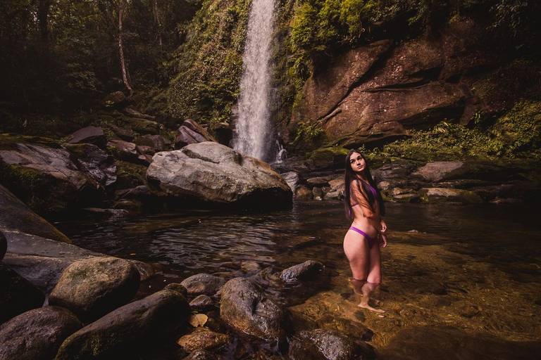 Ensaio fotográfico feminino na baixada santista, na Trilha do Guariuma, Cachoeira do Melvi, em Praia Grande, SP. Foto profissional resgatando autoestima, confiança e amor próprio, em meio a natureza e à sua identidade.