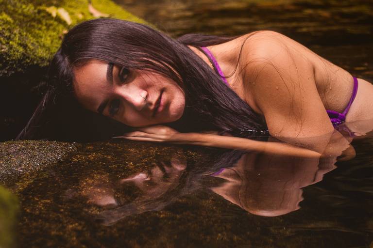 Ensaio fotográfico feminino na baixada santista, na Trilha do Guariuma, Cachoeira do Melvi, em Praia Grande, SP. Foto profissional resgatando autoestima, confiança e amor próprio, em meio a natureza e à sua identidade.