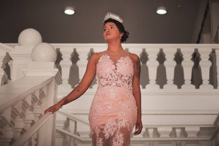 Ensaio fotográfico feminino no Palácio das Artes em Praia Grande, SP, na baixada santista, litoral sul de São Paulo, Miss Real, fotógrafo profissional atendendo toda a região: Itanhaém, Santos, Mongaguá, trabalhando autoestima, confiança e amor próprio.