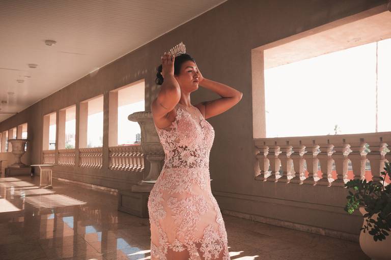 Ensaio fotográfico feminino no Palácio das Artes em Praia Grande, SP, na baixada santista, litoral sul de São Paulo, Miss Real, fotógrafo profissional atendendo toda a região: Itanhaém, Santos, Mongaguá, trabalhando autoestima, confiança e amor próprio.