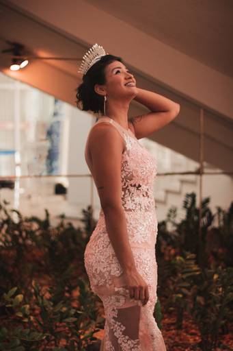 Ensaio fotográfico feminino no Palácio das Artes em Praia Grande, SP, na baixada santista, litoral sul de São Paulo, Miss Real, fotógrafo profissional atendendo toda a região: Itanhaém, Santos, Mongaguá, trabalhando autoestima, confiança e amor próprio.