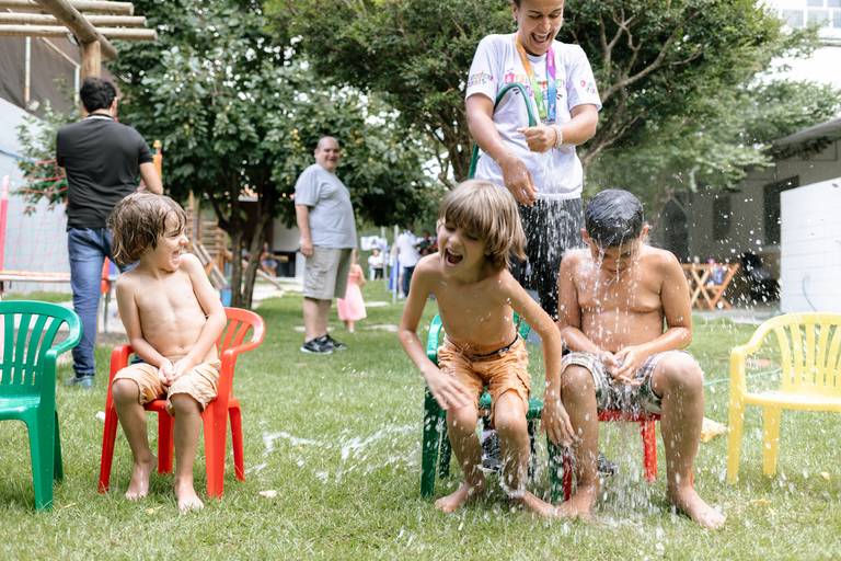 Crianças se divertindo em festa infantil em BH