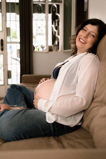 Ensaio de gestante com emoção e delicadeza