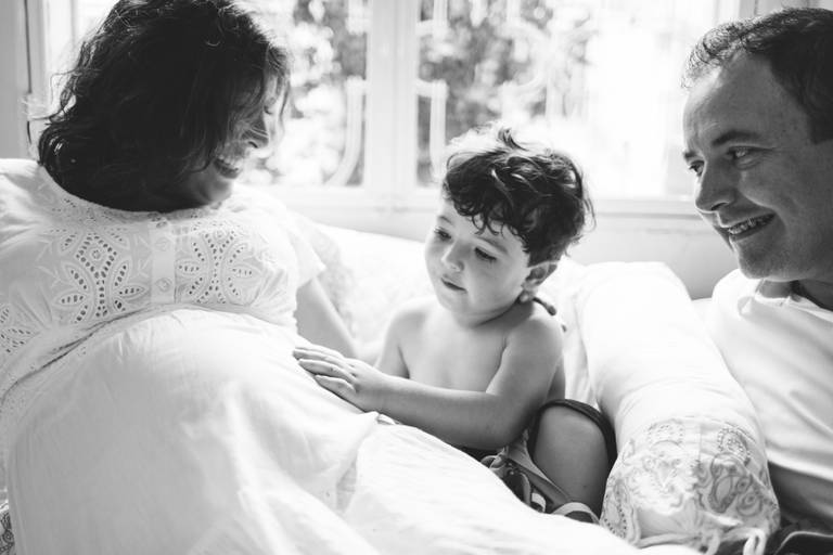 Ensaio gestante com foco em conexão