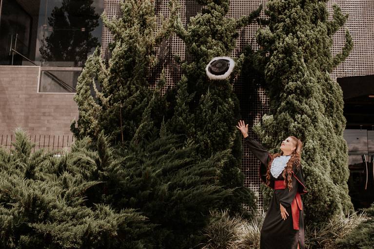 marcus-espindola-fotografia-formatura-ensaio-toga-santo-angelo-formanda-odontologia-upf-passo-fundo-rs-comemorando-jogando-para-cima-capelo