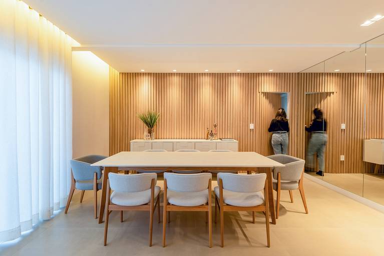 fotografia-de-arquitetura-por-marcus-espindola-fotografo-santo-angelo-rs-sala-de-jantar-com-painel-ripado-projeto-de-interiores