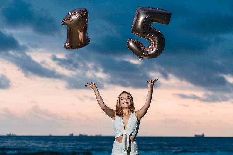 ensaio fotografico book debutante 15 anos com baloes | fotografo em Guaruja Ton Prans Fotografia