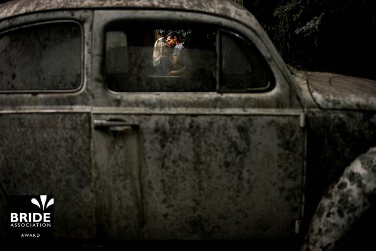 fotografia premiada pela Bride em ensaio de casal diferente com fusca pelo fotografo de Bento Gonçalves Yuri Nunes