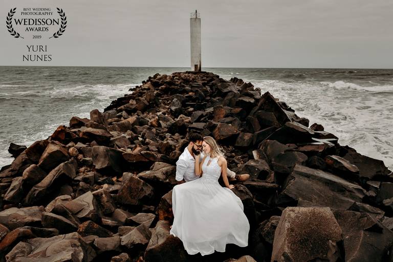 
fotografia-de-ensaio-pre-casamento-premiada-fotografo-de-casamento-yuri-nunes-praia-de-torres-farol-rio-grande-do-sul