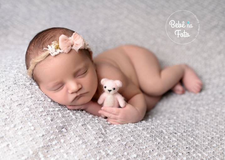 recém nascida com ursinho