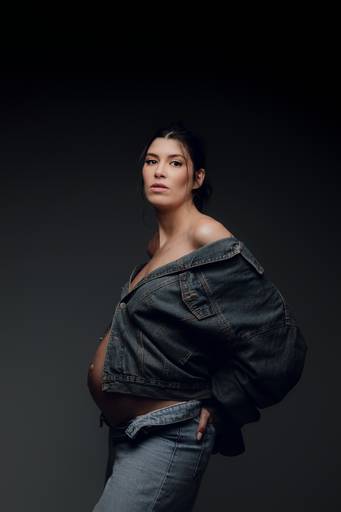 Ensaio gestante Curitiba em estudio fotografia minimalista clean atemporal elegante fashion 