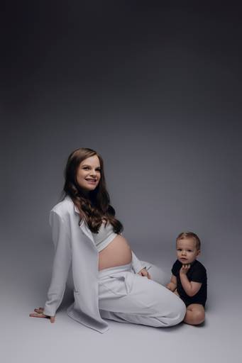 Ensaio gestante Curitiba em estudio fotografia minimalista clean atemporal elegante fashion