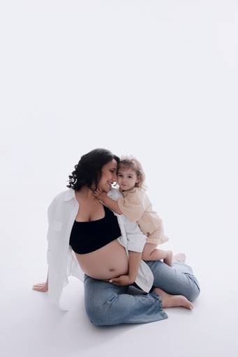 Ensaio gestante Curitiba em estudio fotografia minimalista clean atemporal elegante fashion