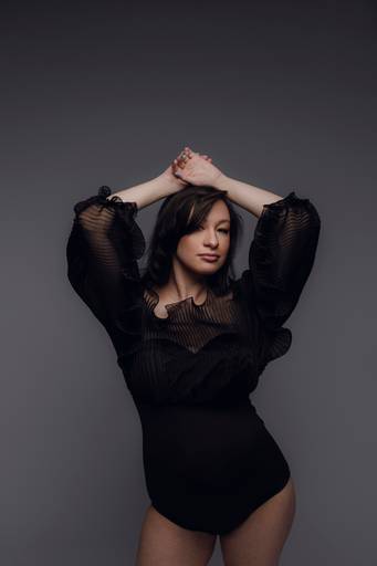 Ensaio gestante Curitiba em estudio fotografia minimalista clean atemporal elegante fashion