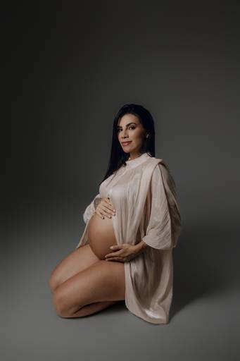 Ensaio gestante Curitiba em estudio fotografia minimalista clean atemporal elegante fashion 