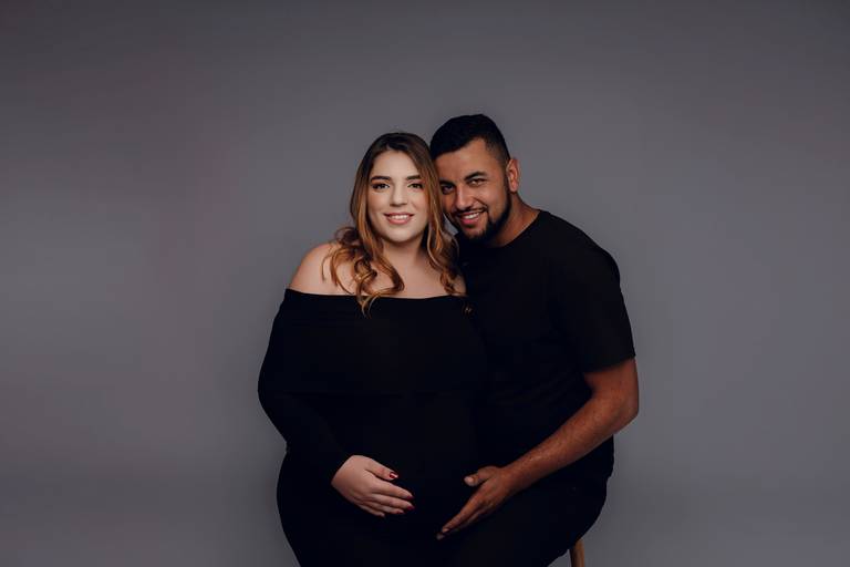 Ensaio gestante Curitiba em estudio fotografia minimalista clean atemporal elegante fashion