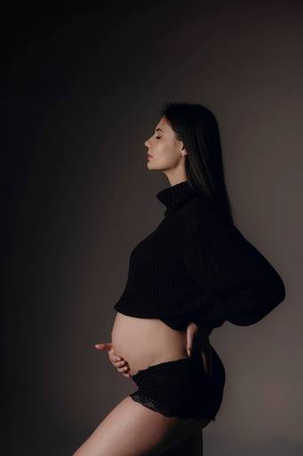 Ensaio gestante Curitiba em estudio fotografia minimalista clean atemporal elegante fashion