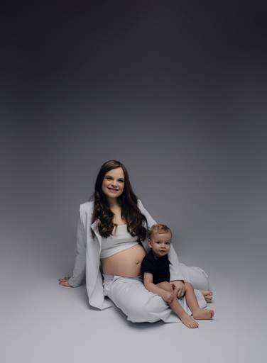 Ensaio gestante Curitiba em estudio fotografia minimalista clean atemporal elegante fashion