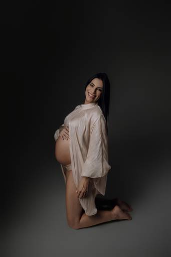 Ensaio gestante Curitiba em estudio fotografia minimalista clean atemporal elegante fashion 