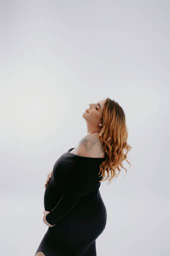 Ensaio gestante Curitiba em estudio fotografia minimalista clean atemporal elegante fashion