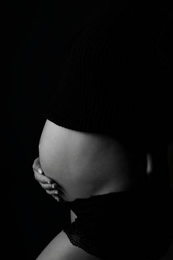 Ensaio gestante Curitiba em estudio fotografia minimalista clean atemporal elegante fashion