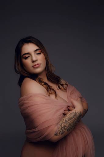 Ensaio gestante Curitiba em estudio fotografia minimalista clean atemporal elegante fashion