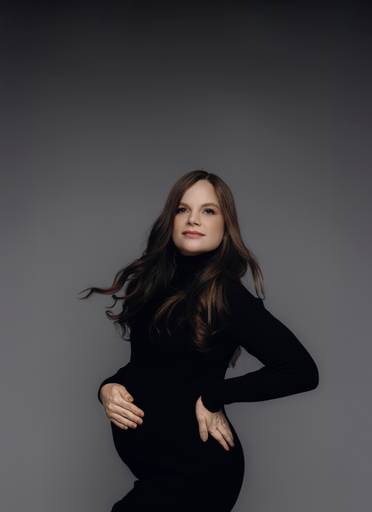 Ensaio gestante Curitiba em estudio fotografia minimalista clean atemporal elegante fashion